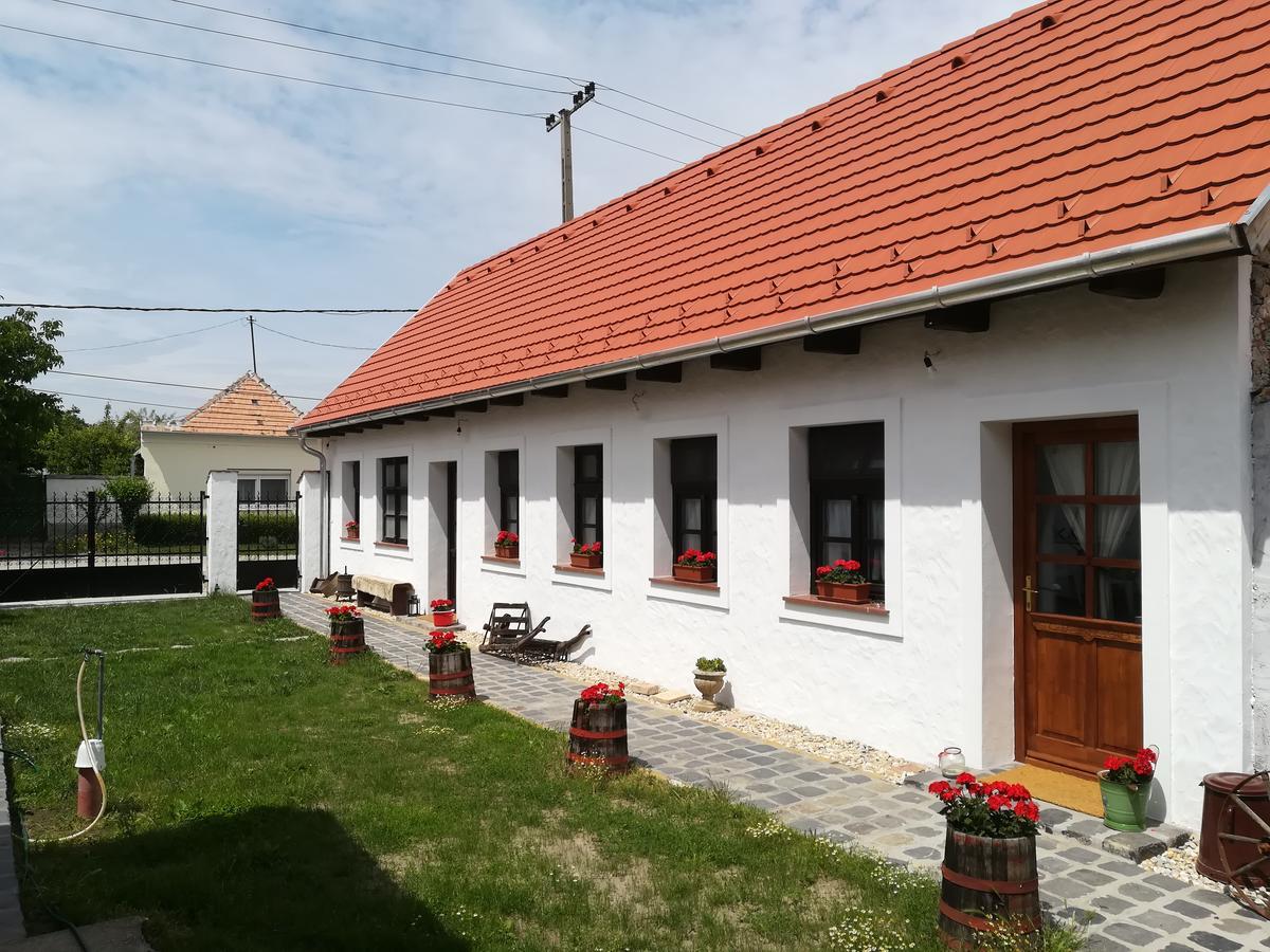 Szent Ivan Vendeghaz Тата Экстерьер фото